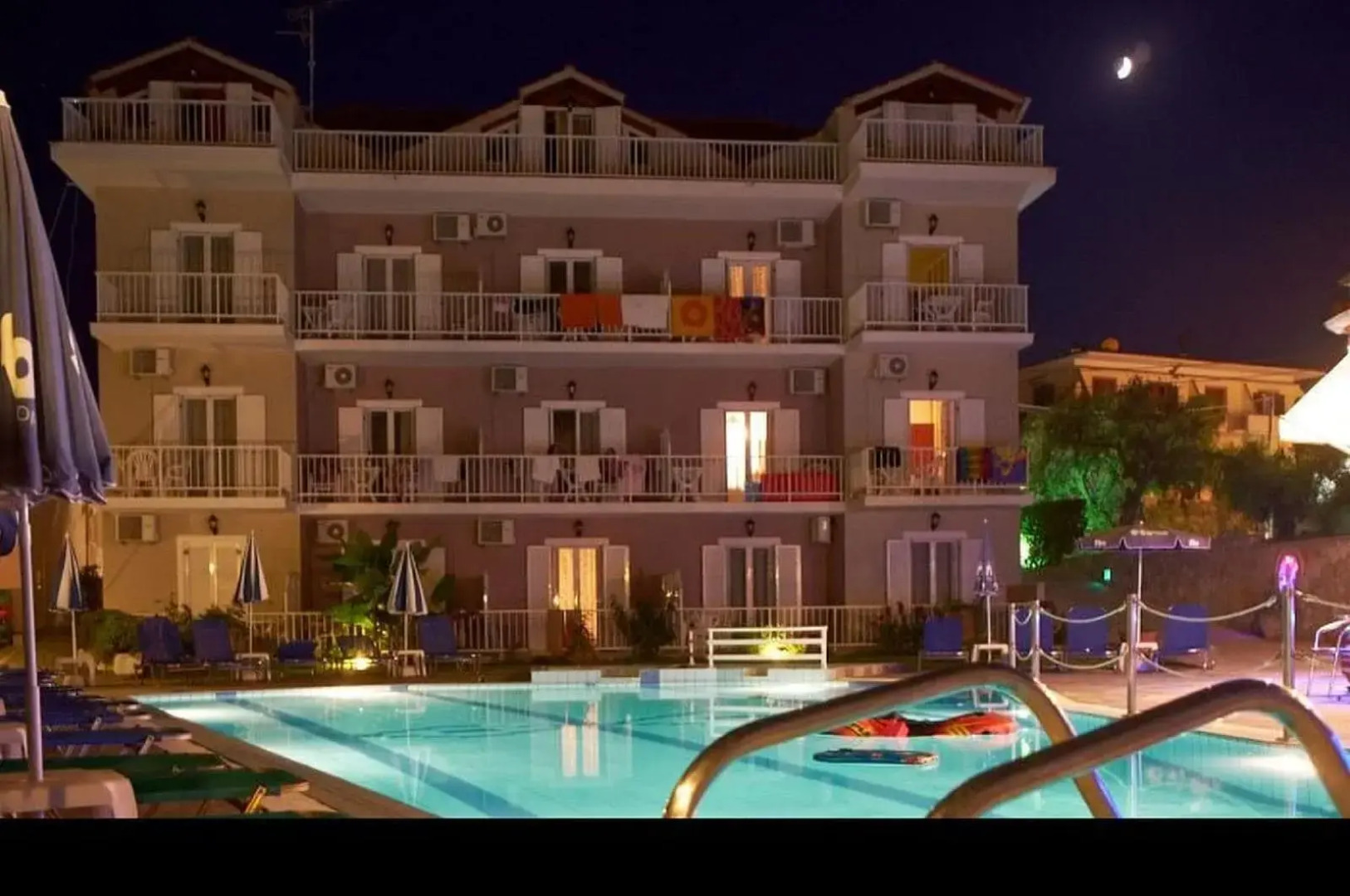 Amoudi Studios Apartments Hotel