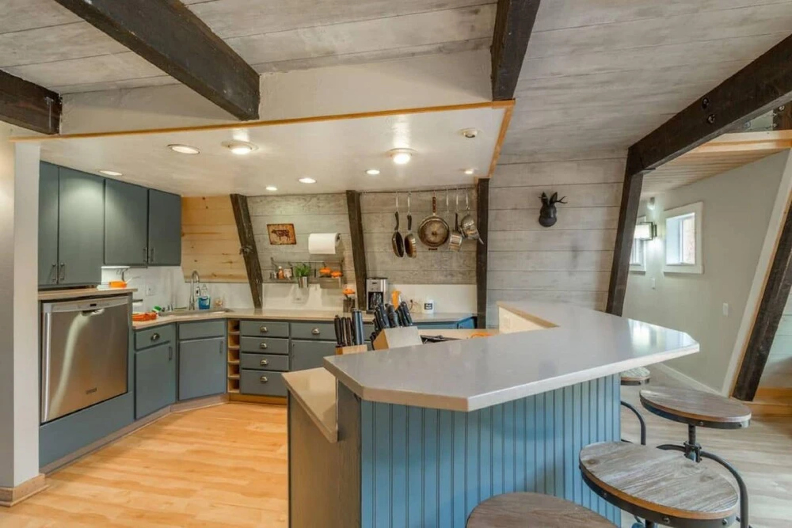 High Pines Hideaway by Avantstay - Newly Remodeled in Tahoe Donner With Hot Tub!