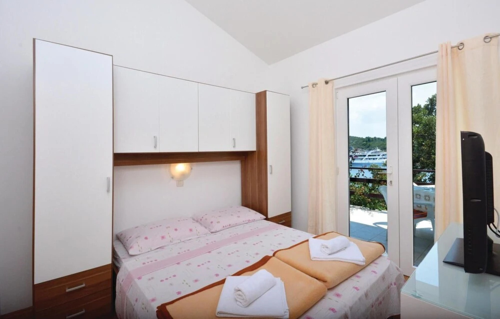 Nice Home in Zastrazisce With 3 Bedrooms and Wifi