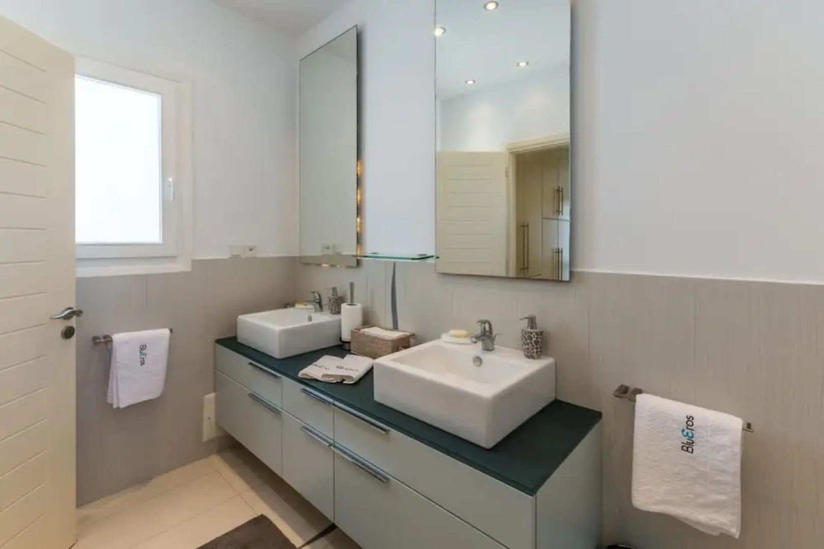 Inviting 8-bed Villa in Ermoupoli - Villa Blueros