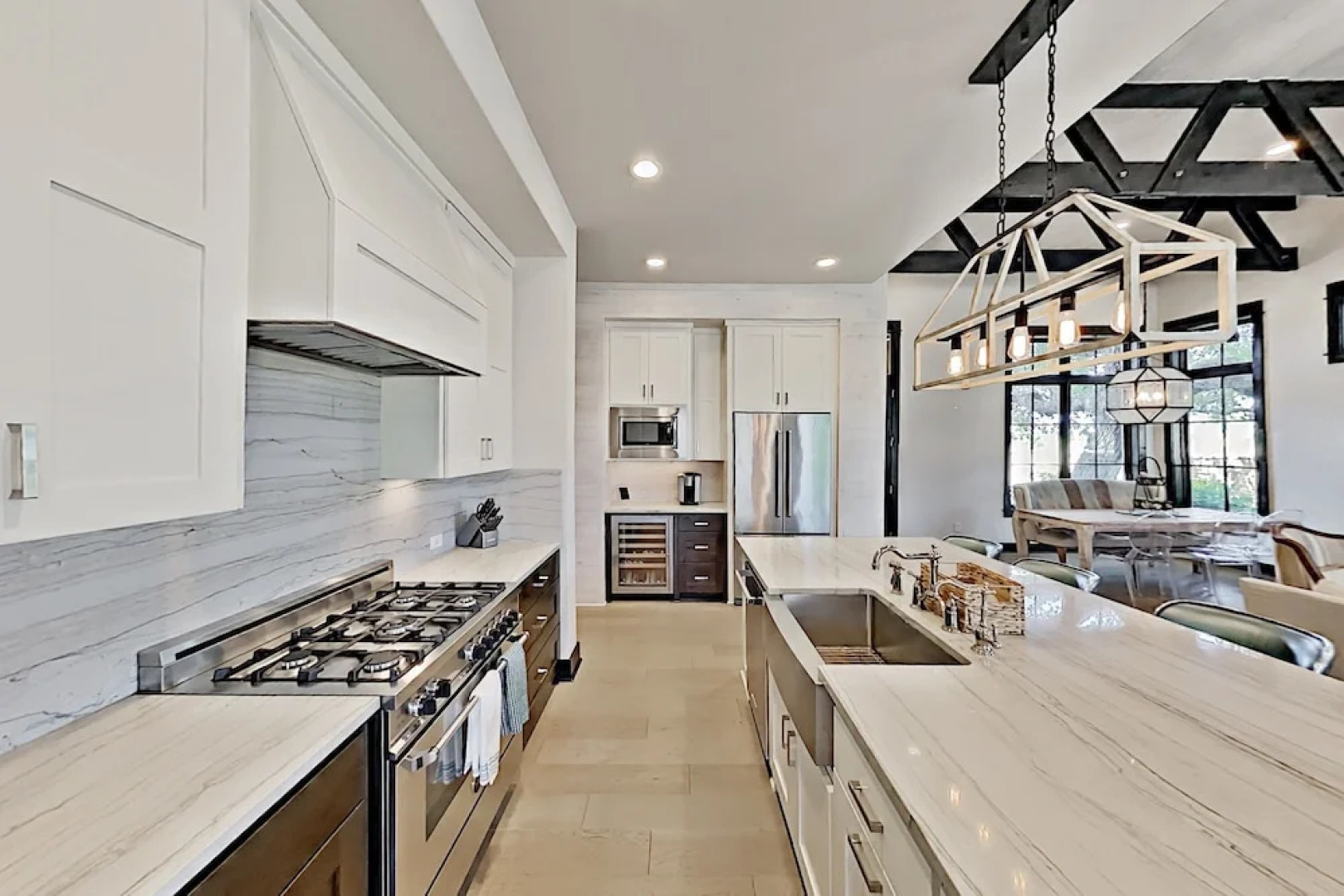 Luxury W/ Private Hot Tub & Outdoor Kitchen 3 Bedroom Home