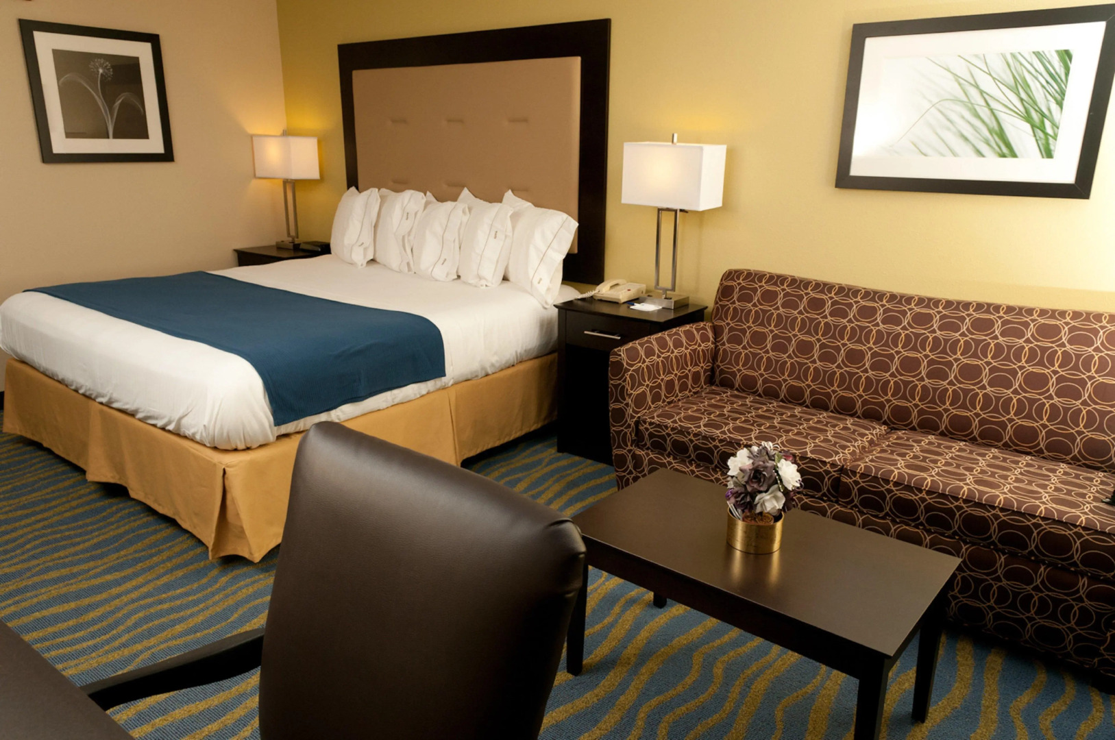Holiday Inn Express & Suites Bloomington - Normal by IHG