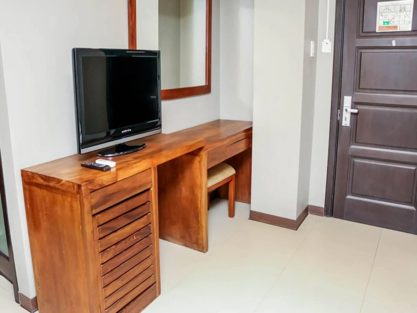 ZEN Rooms Poblacion Makati