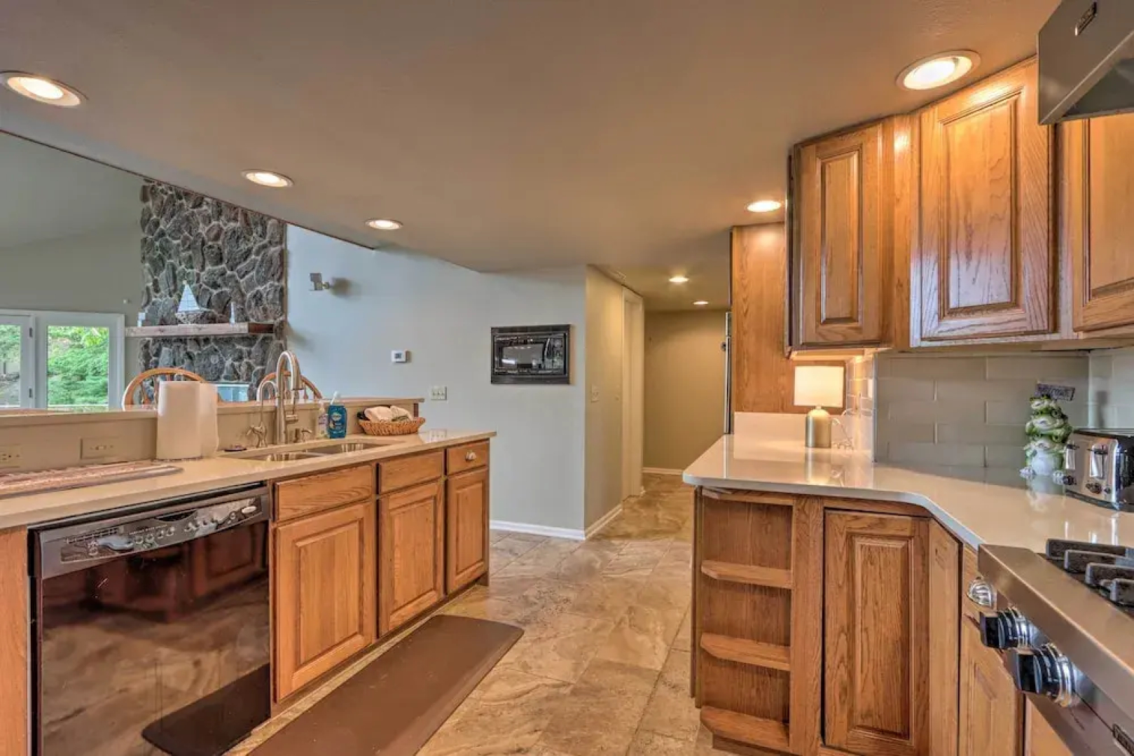 Lakefront Haven: Family-friendly Sunrise Beach Gem