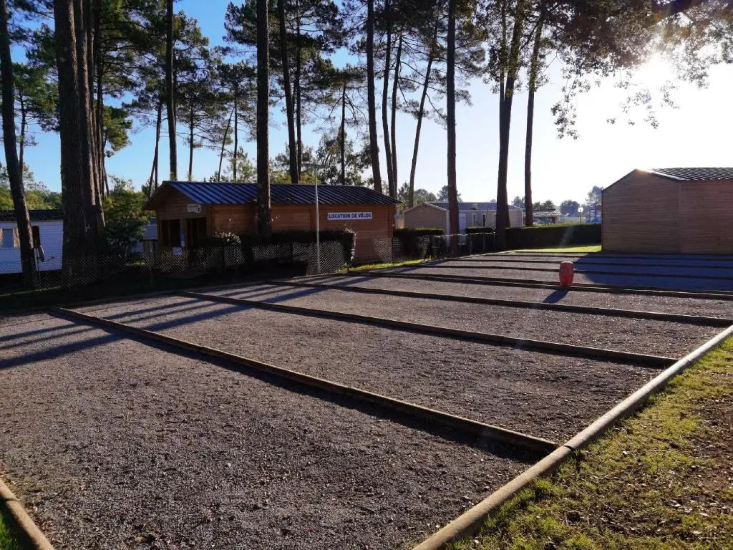 Bungalow de 2 chambres avec piscine partagee jardin amenage et wifi a Saint Julien en Born a 4 km de la plage