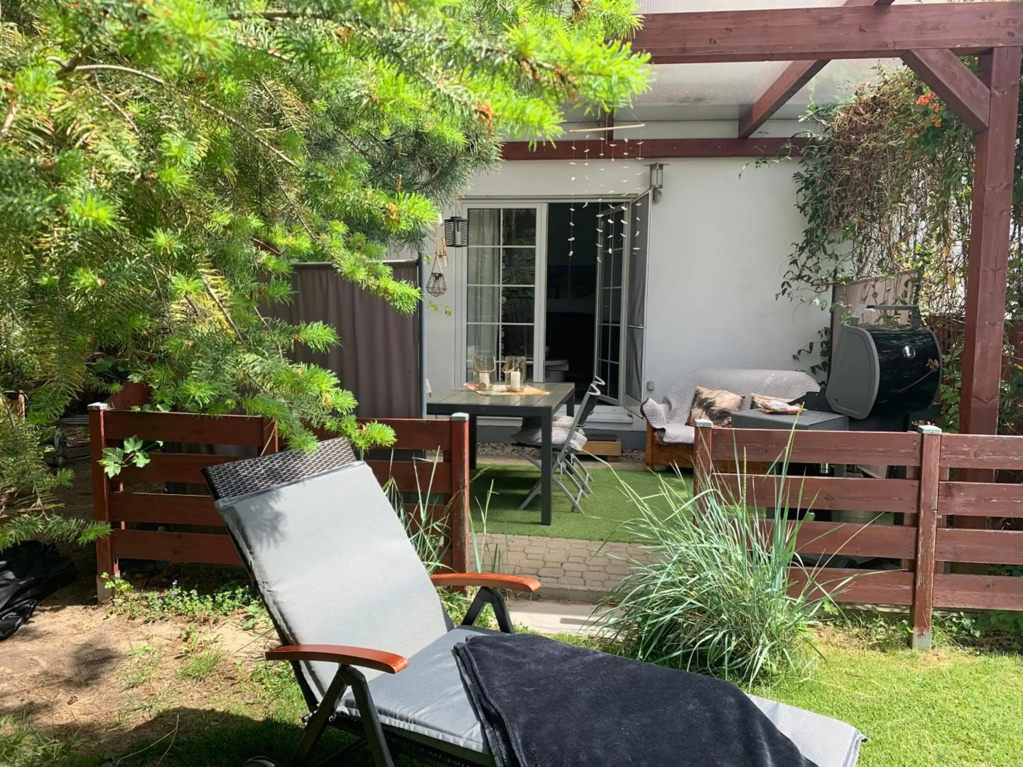 Pool & Lake Holiday Home