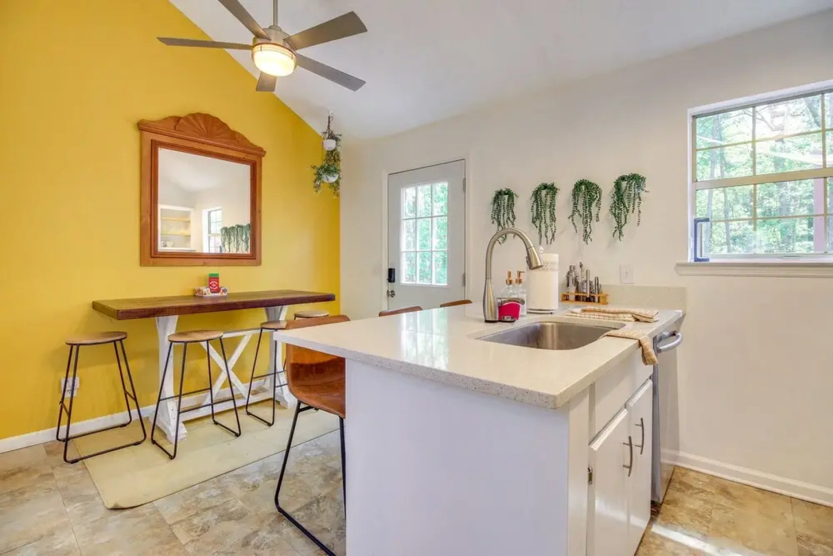 Cheerful Savannah Vacation Rental With Fire Pit!