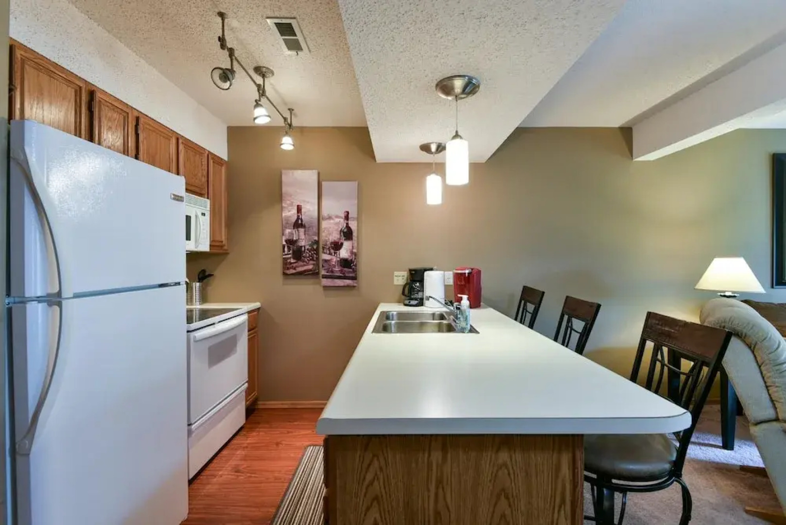 Welcome Inn- Pools - Great Balcony - Trails to Fishing -SO Close to Sdc!!