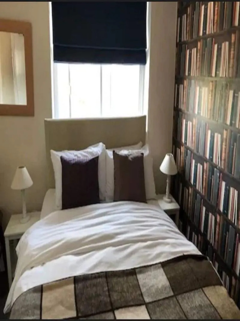 The Crown And Cushion