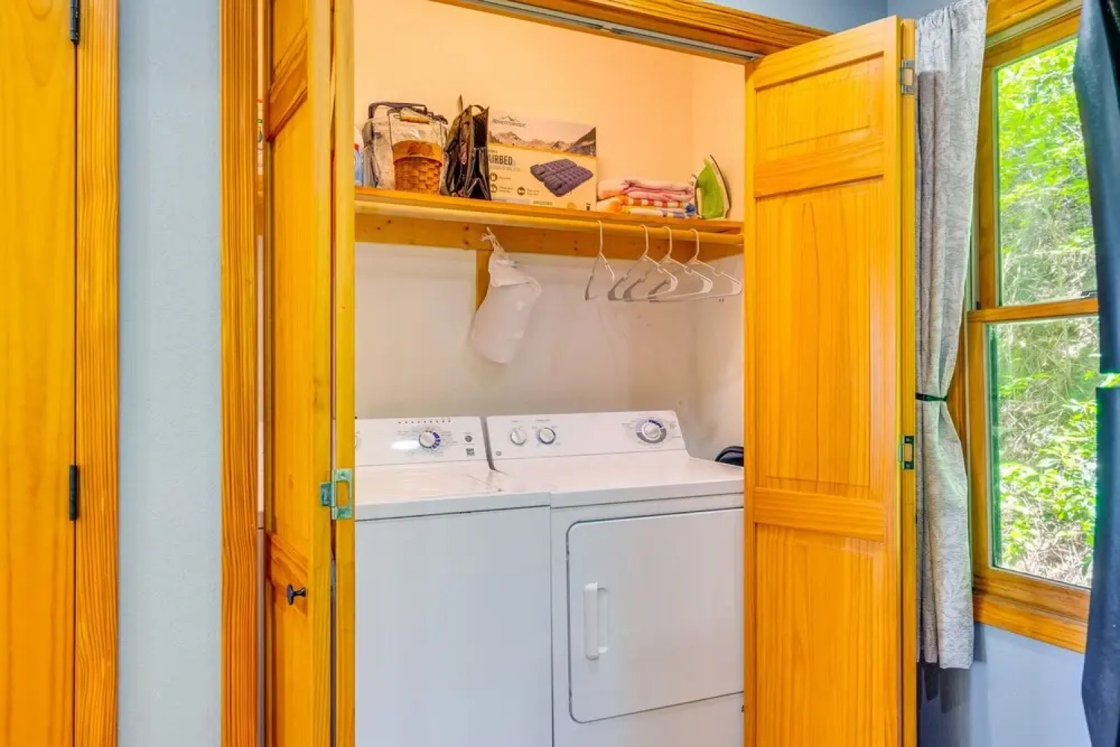 Cozy Murphy Cabin Retreat: Hot Tub & Mtn Views!