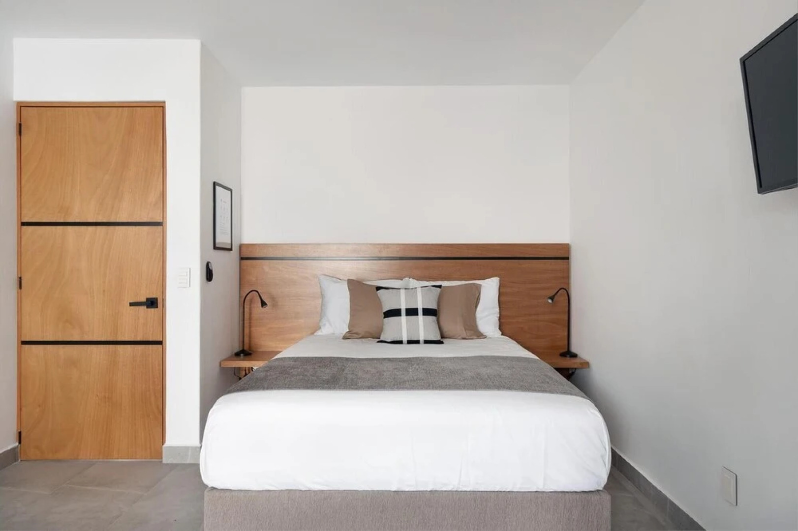 Modern Light-filled Apartment With Private Garden