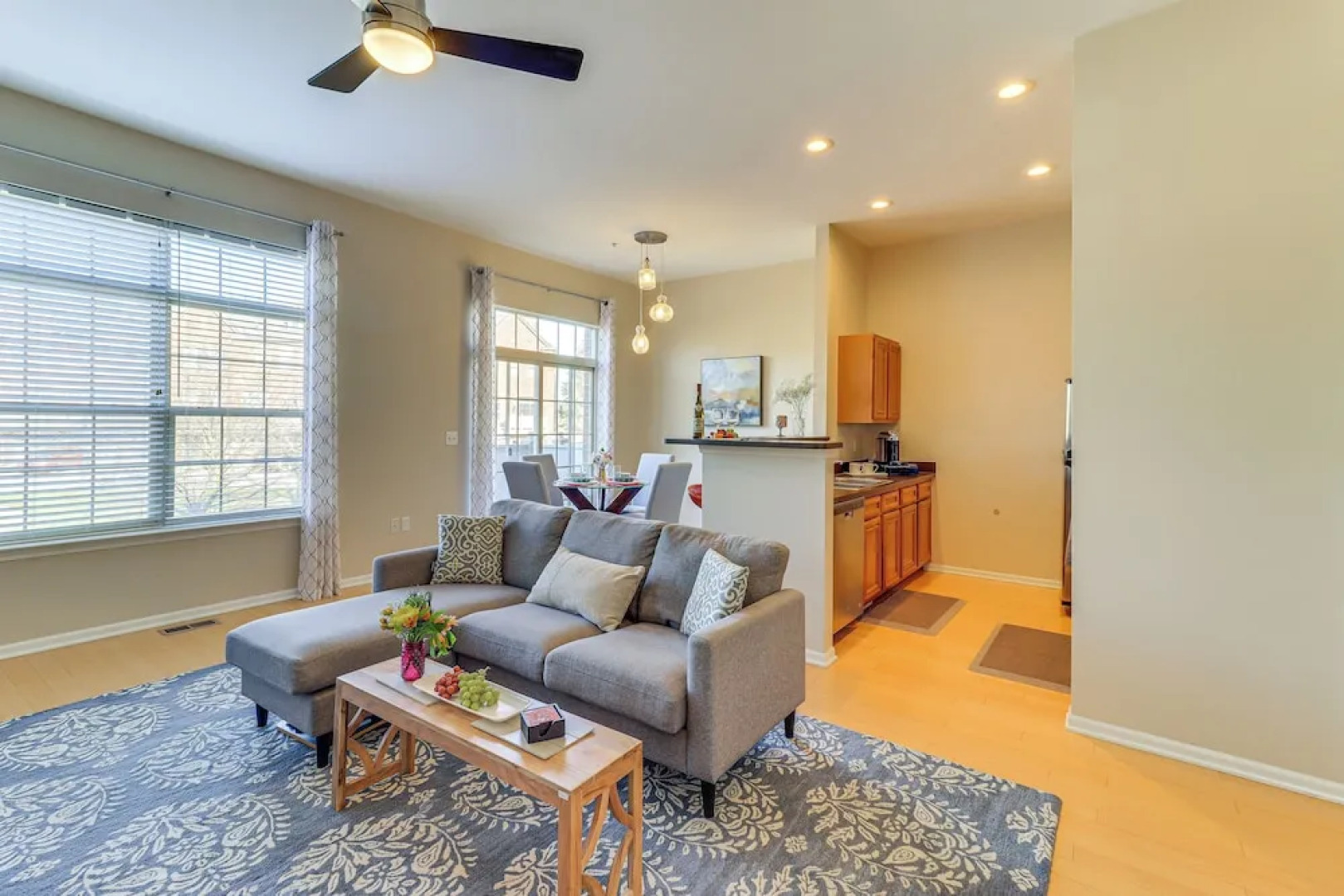 Michigan Townhome w/ Smart TV: 25 Mi to Detroit!