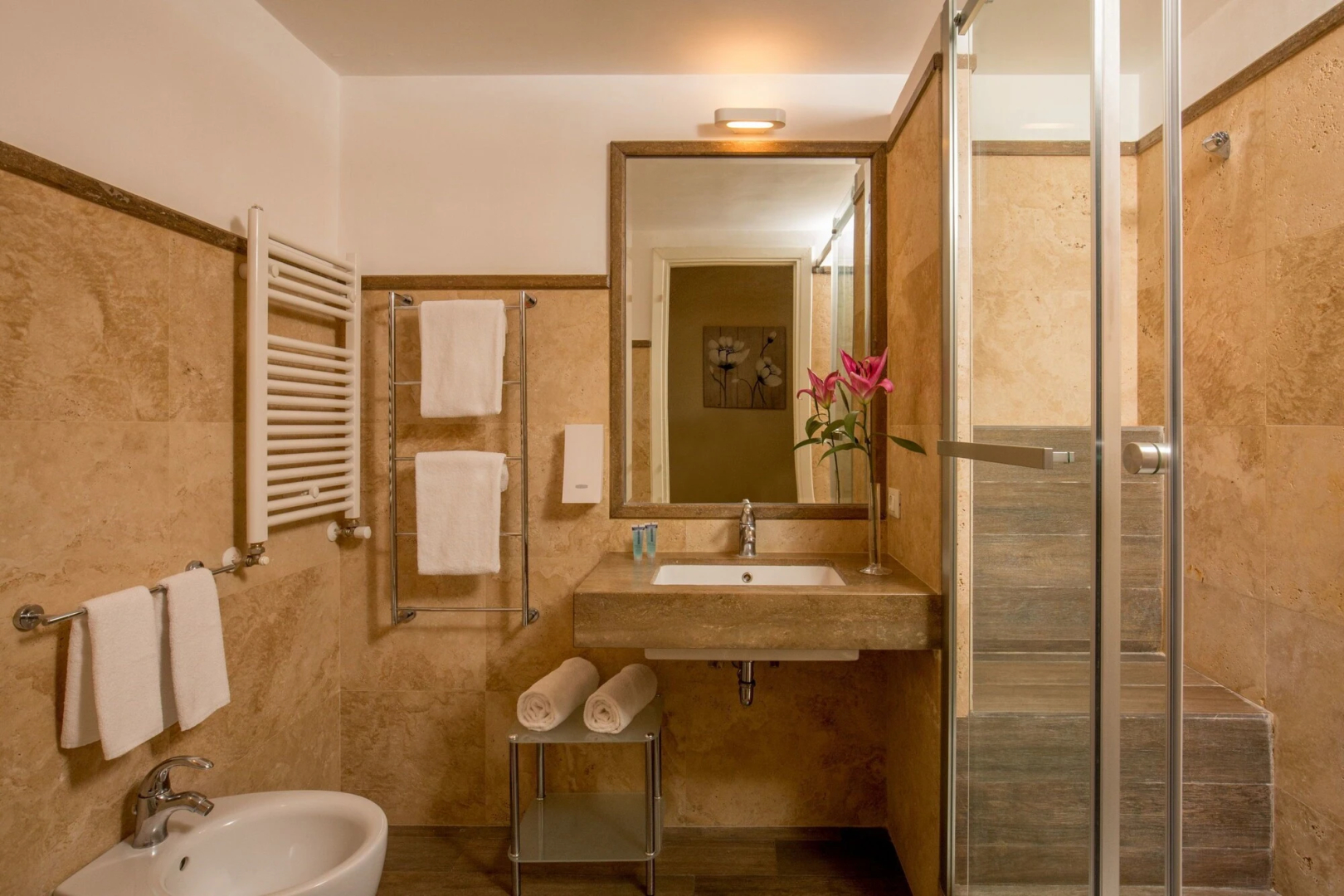 Aenea Superior Inn
