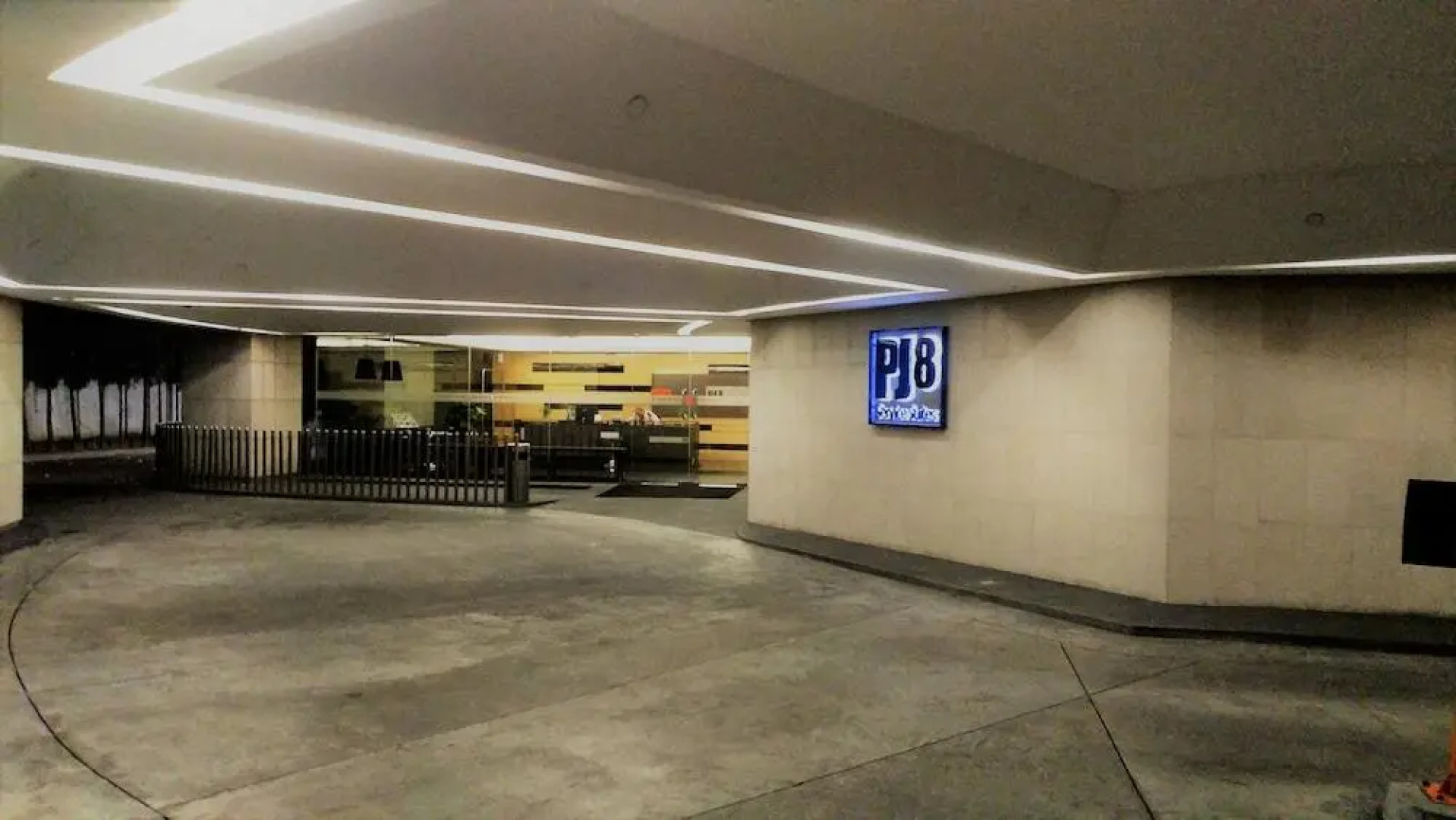 PJ8 Service Suite 2 Bedrooms Near Train Station