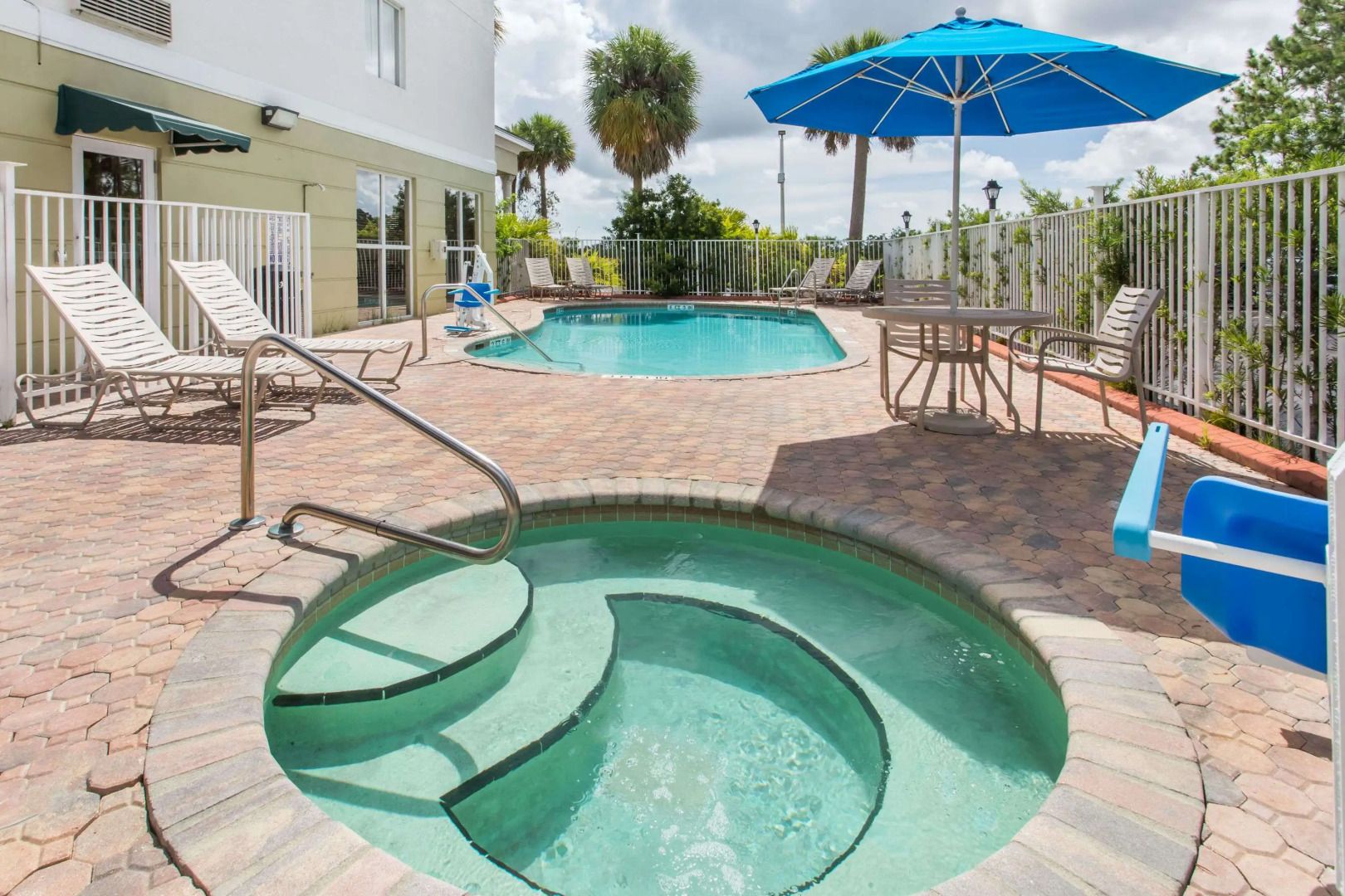 Days Inn & Suites by Wyndham Fort Pierce I-95