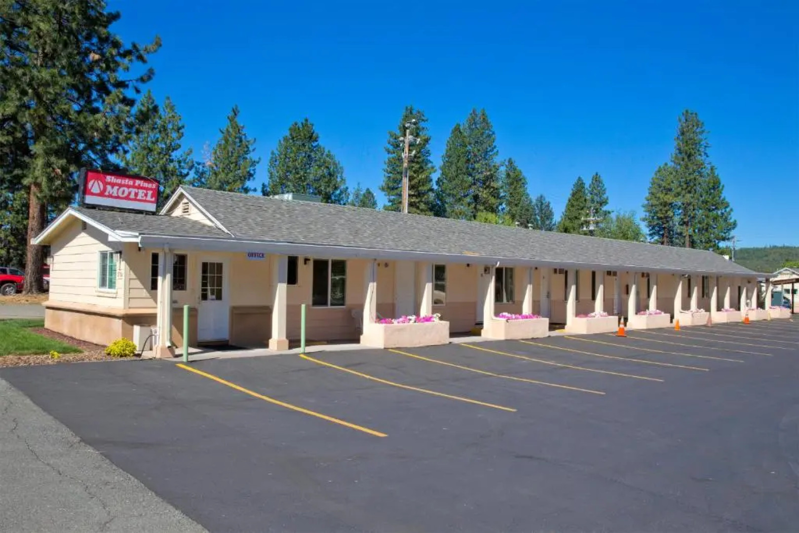 Shasta Pines Motel & Suites