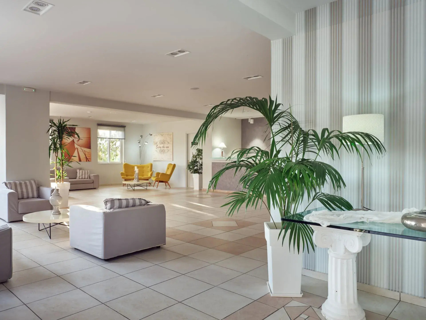 Koukounaria Hotel & Suites