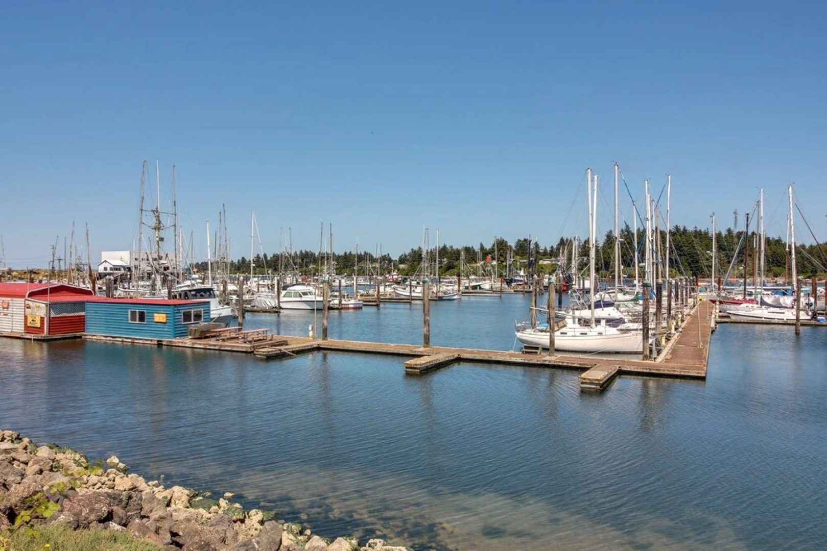 On-site Creek & Fishing: Cozy Coos Bay Retreat!