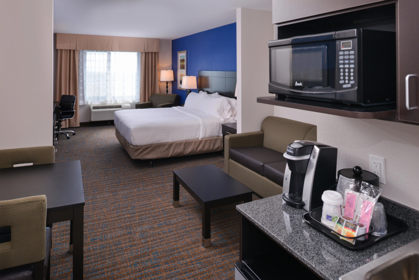 Holiday Inn Express & Suites Bakersfield Airport by IHG