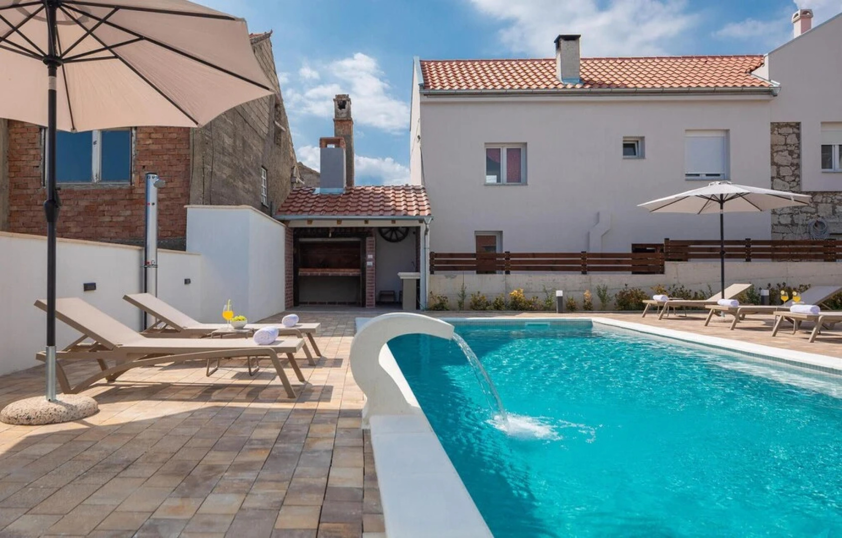 Beautiful Home in Pakostane With 4 Bedrooms, Wifi and Outdoor Swimming Pool