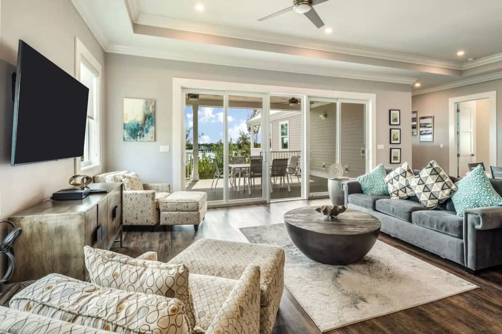 Aquaria House by Brightwild Pool Boat Dock