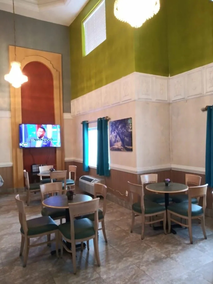 Deluxe 6 Inn & Suites