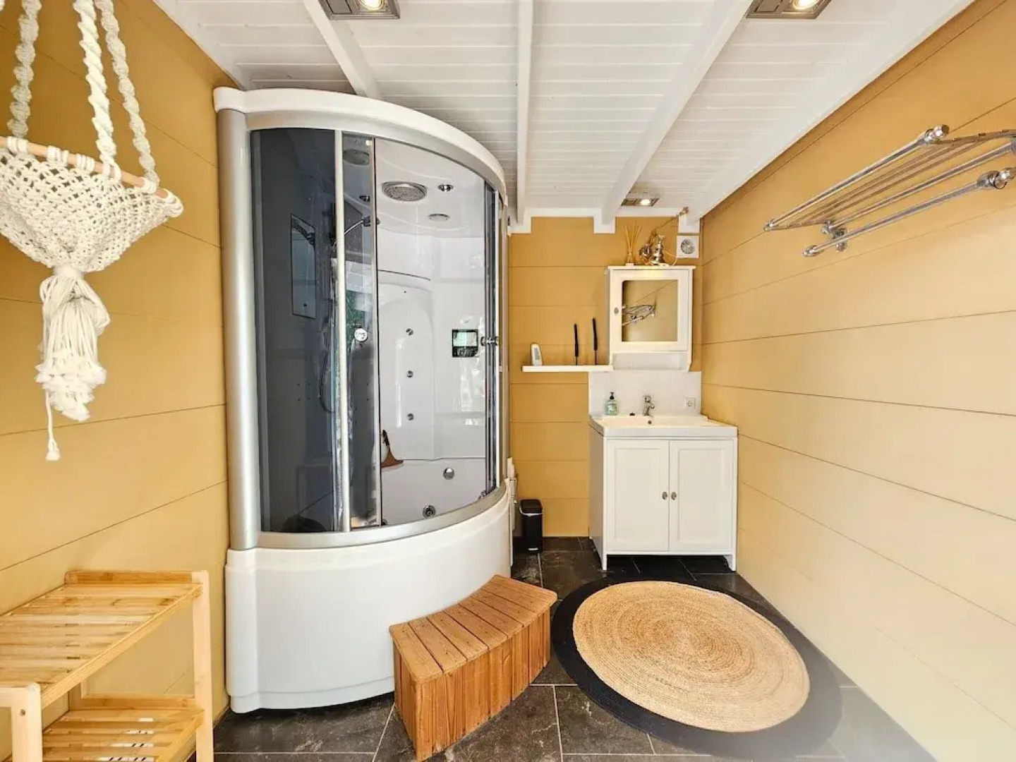 Chalet Kieftveen With hot tub for Four Person