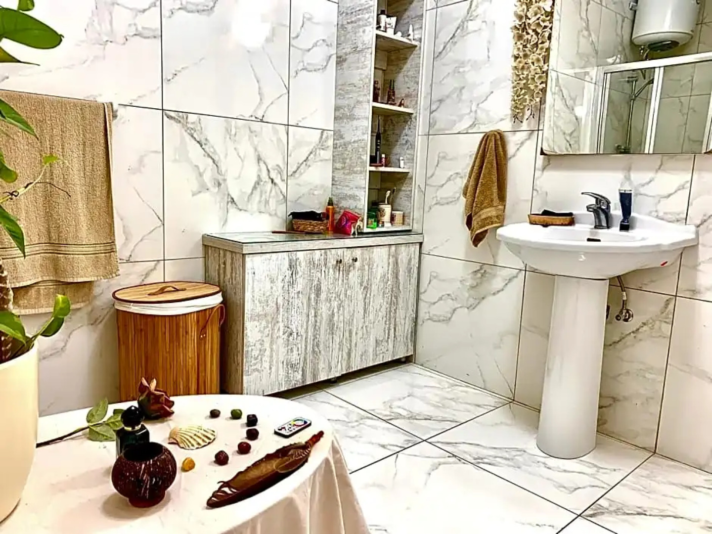 Private bedroom with balcony in a shared apartment at the Bay of Xlendi