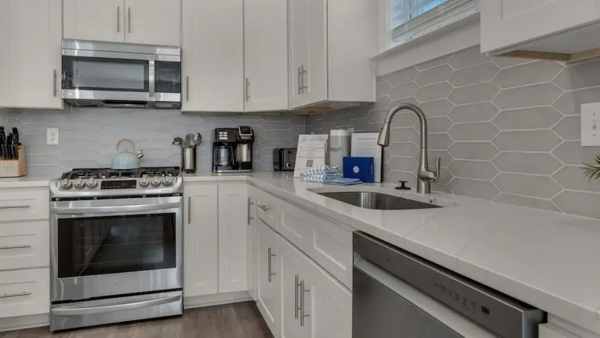 6-seater Golf Cart, Sleeps 16, Close to the Beach!