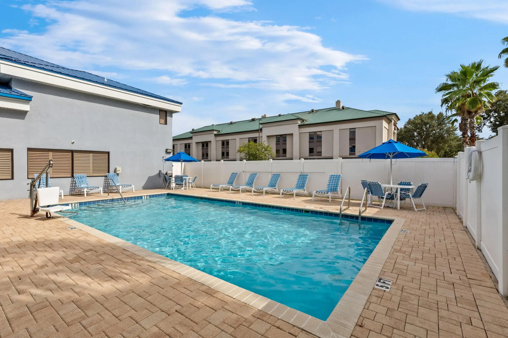 Days Inn & Suites by Wyndham Lakeland