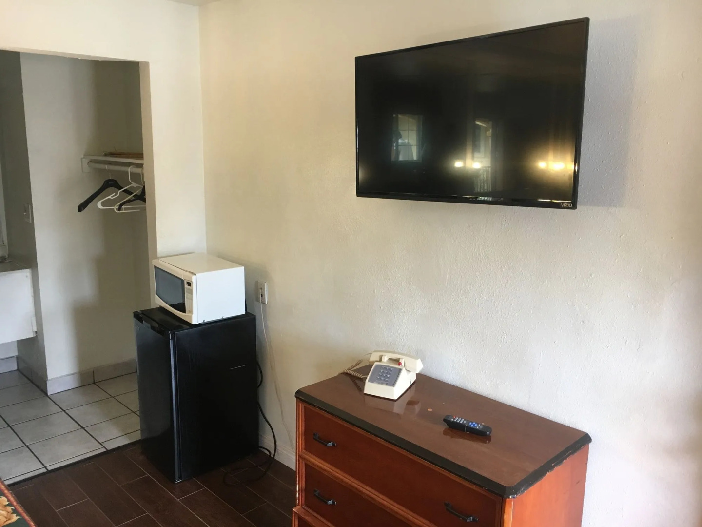 Colonial Pool & Spa Motel