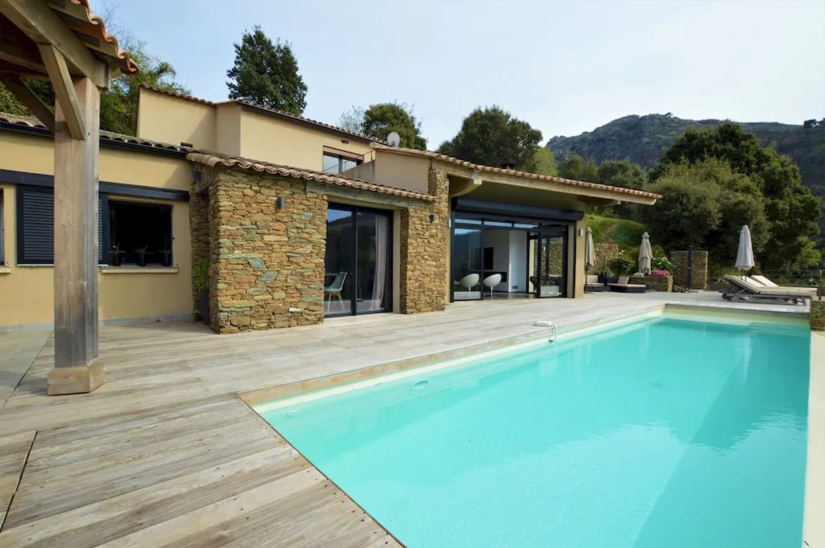 Villa piscine à débordement panorama