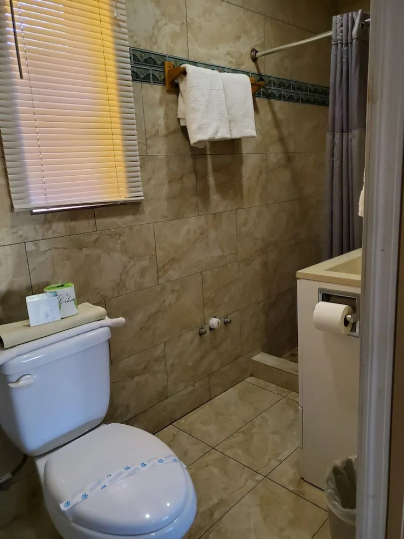 Pinecrest Inn & Suites