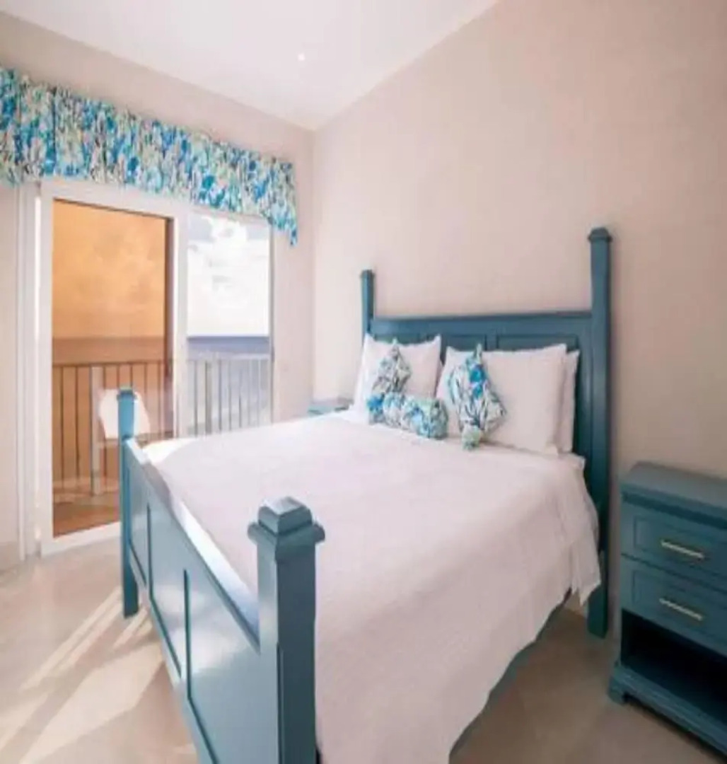 Villa Francoise - 4 Bedroom Beachfront w Pool