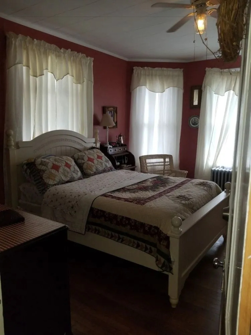 Hatfield McCoy House Inn