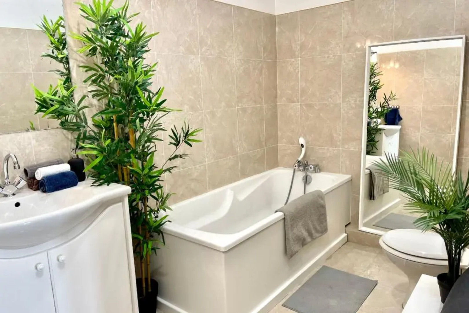 Magnificent 82m With Terrace And In Front Of Sea