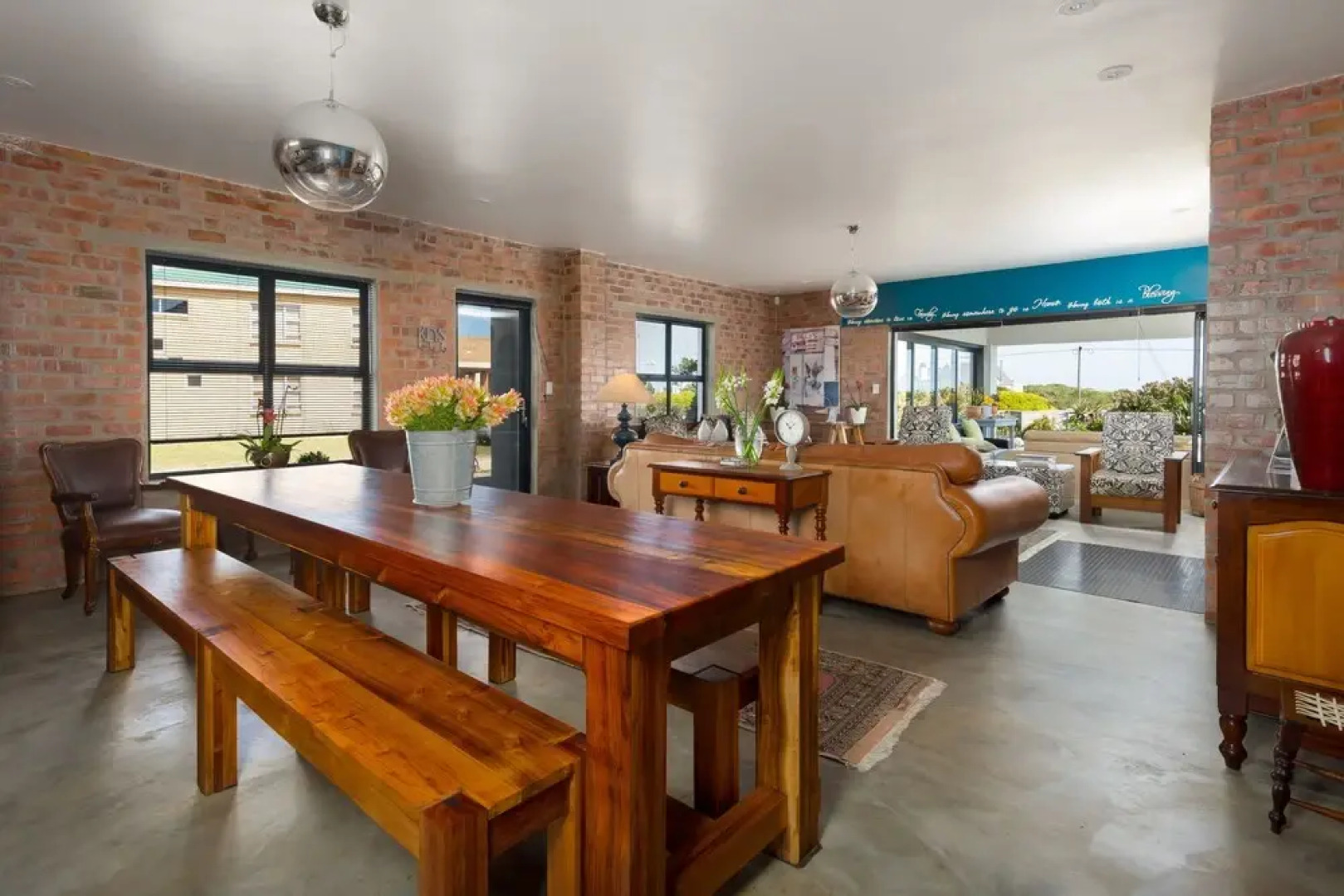 Stay at Friends (Guest house)