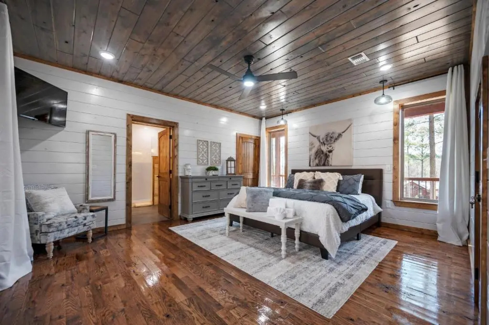 Brand New Sunrise Retreat 2 Bedroom Sleeps 8, 2 Decks, Hot Tub, Firepit