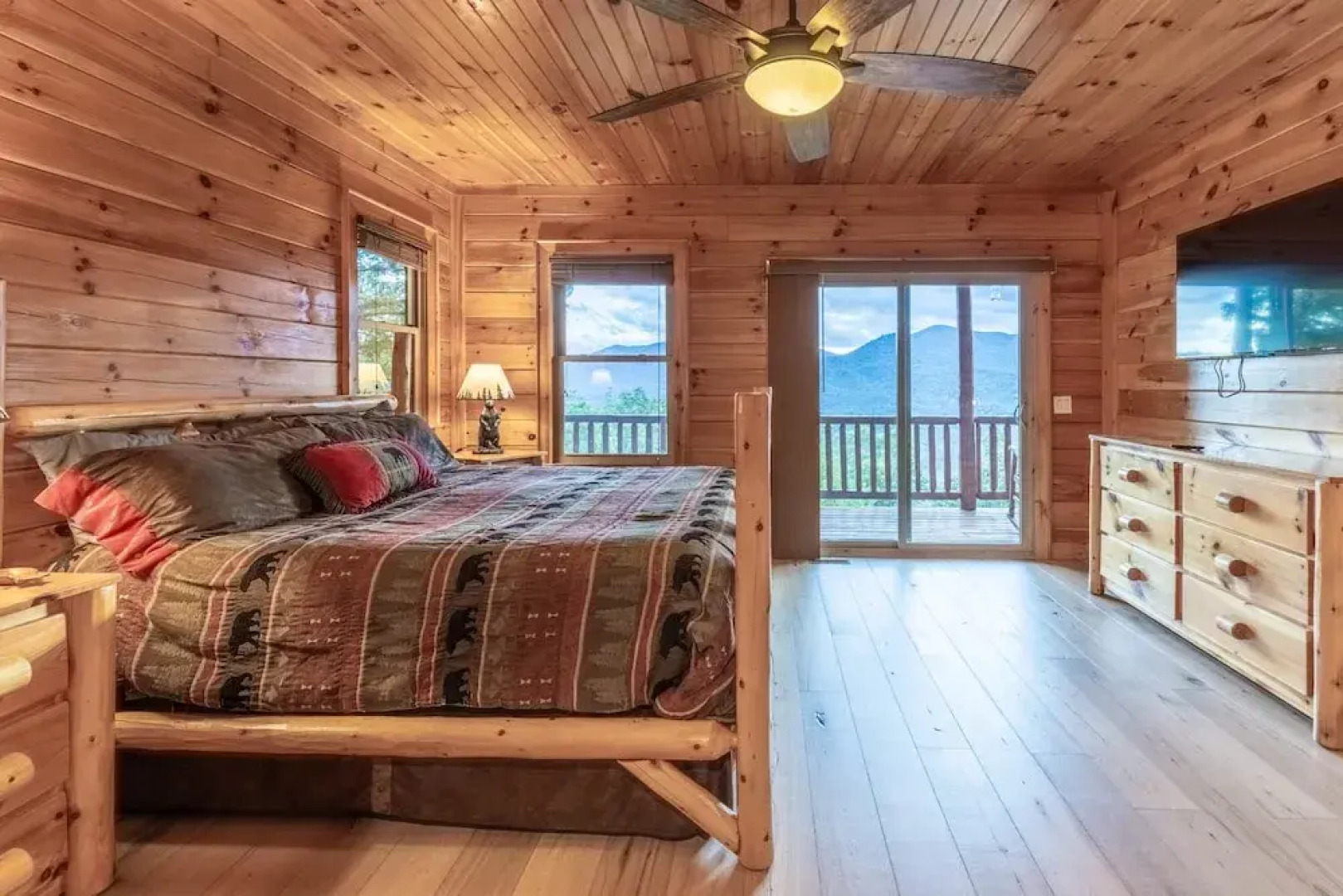 Luxury 4200 Sqft Log Cabin on 50 Acres Sleeps 16