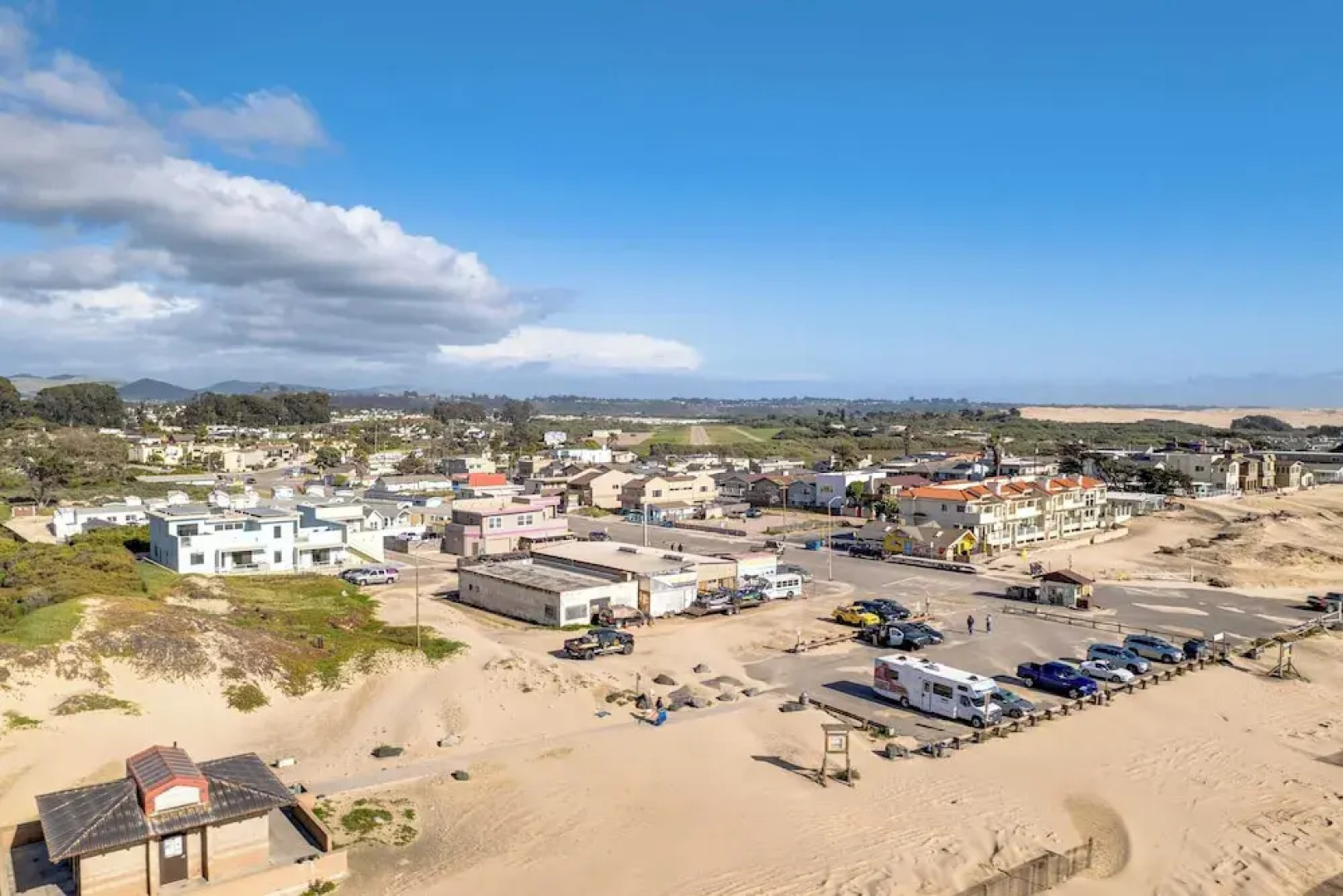 Beachfront 2BR w/ Deck, Views & Direct Sand Access Strand Way A