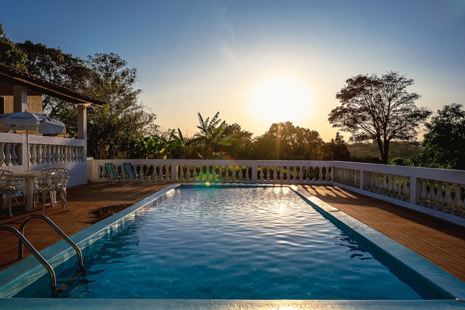Sítio com piscina e lagoa particular