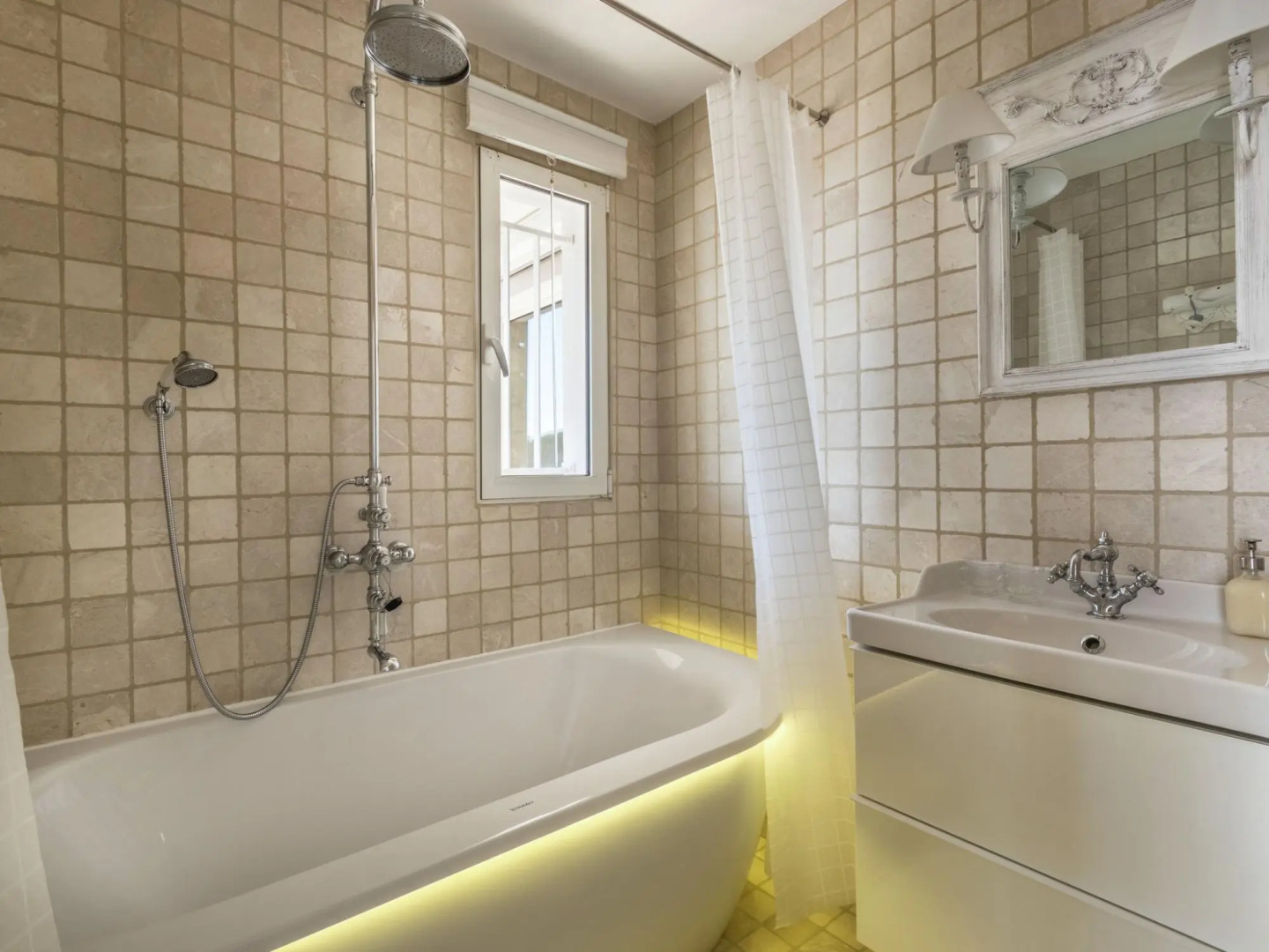 Luxury Villa with Jacuzzi in Les Issambres