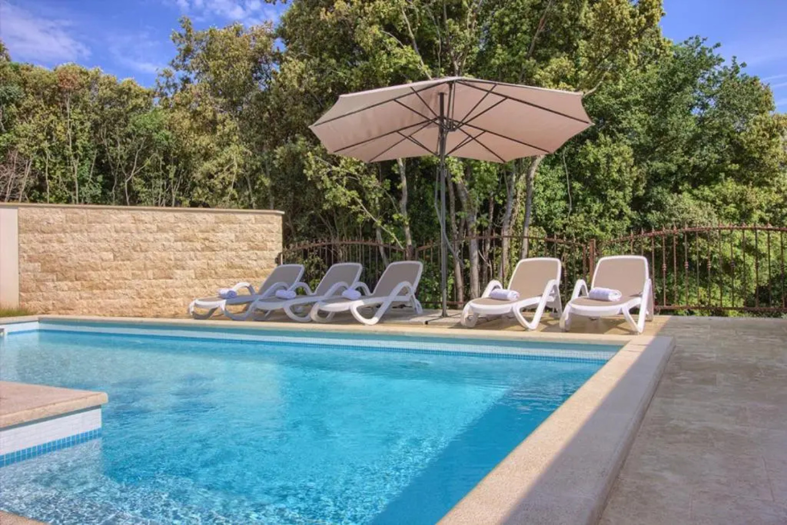 Complex of 2 villas Banjole-Mar with 2 private pools for up to 20 persons 200m from the beach