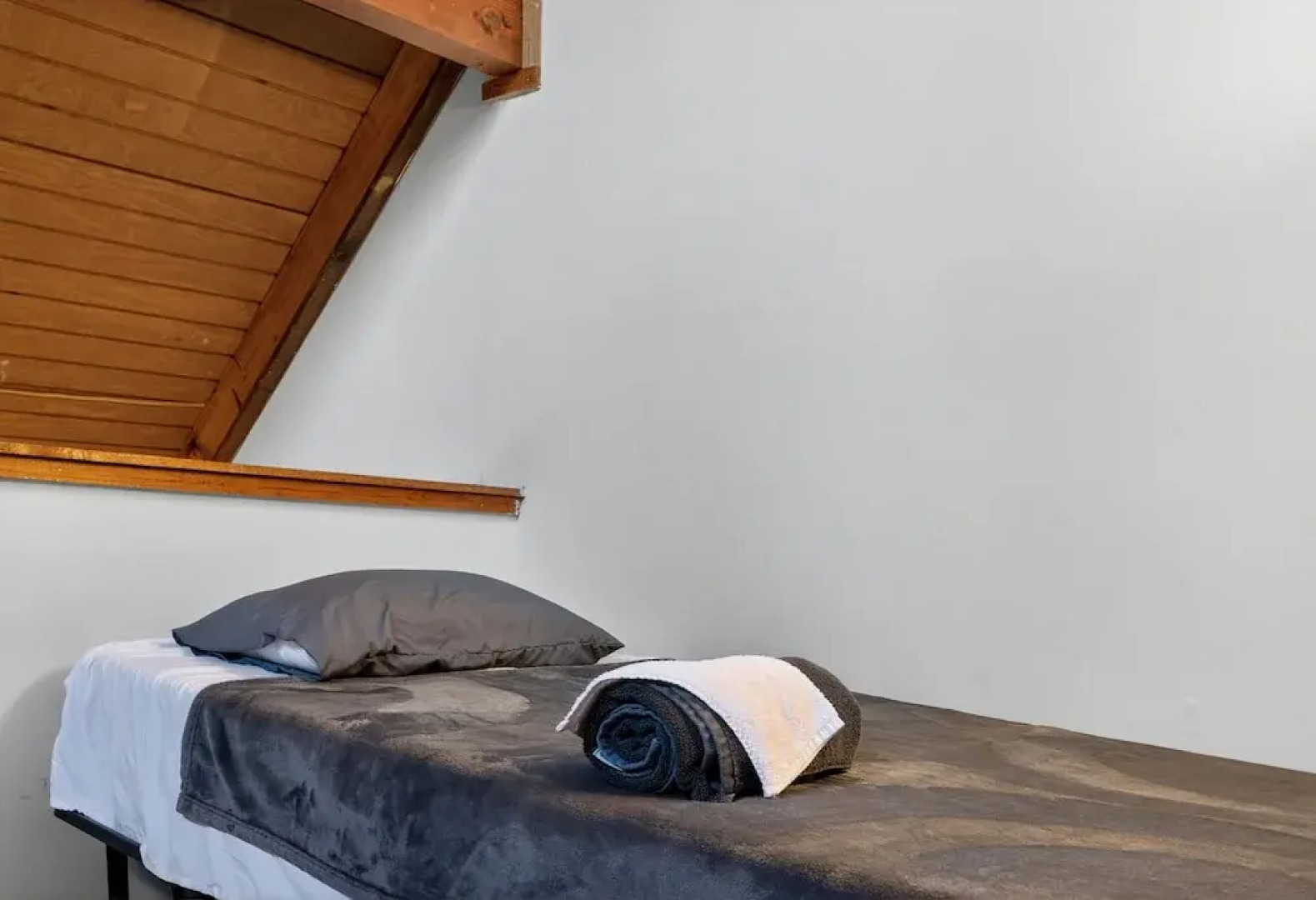 Mountain Escape With Hot Tub & Stargazing 3 Bedroom Cabin