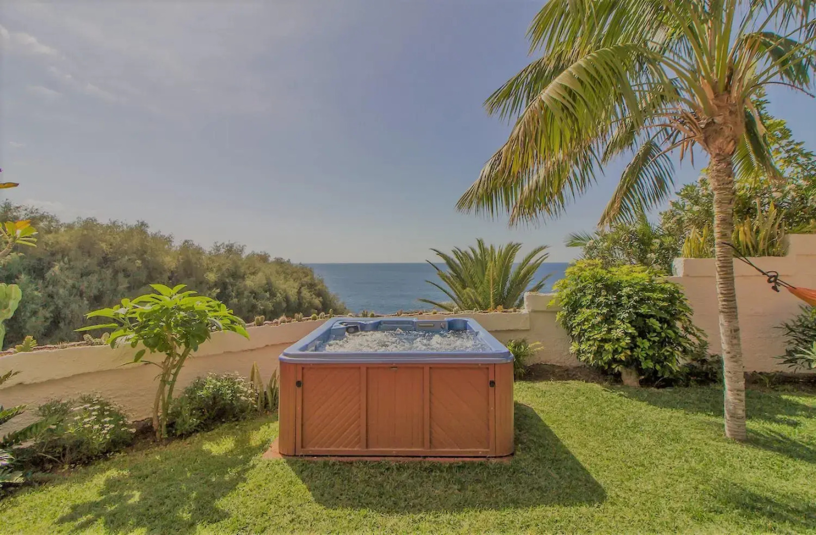 Villa in protected space in front of the sea