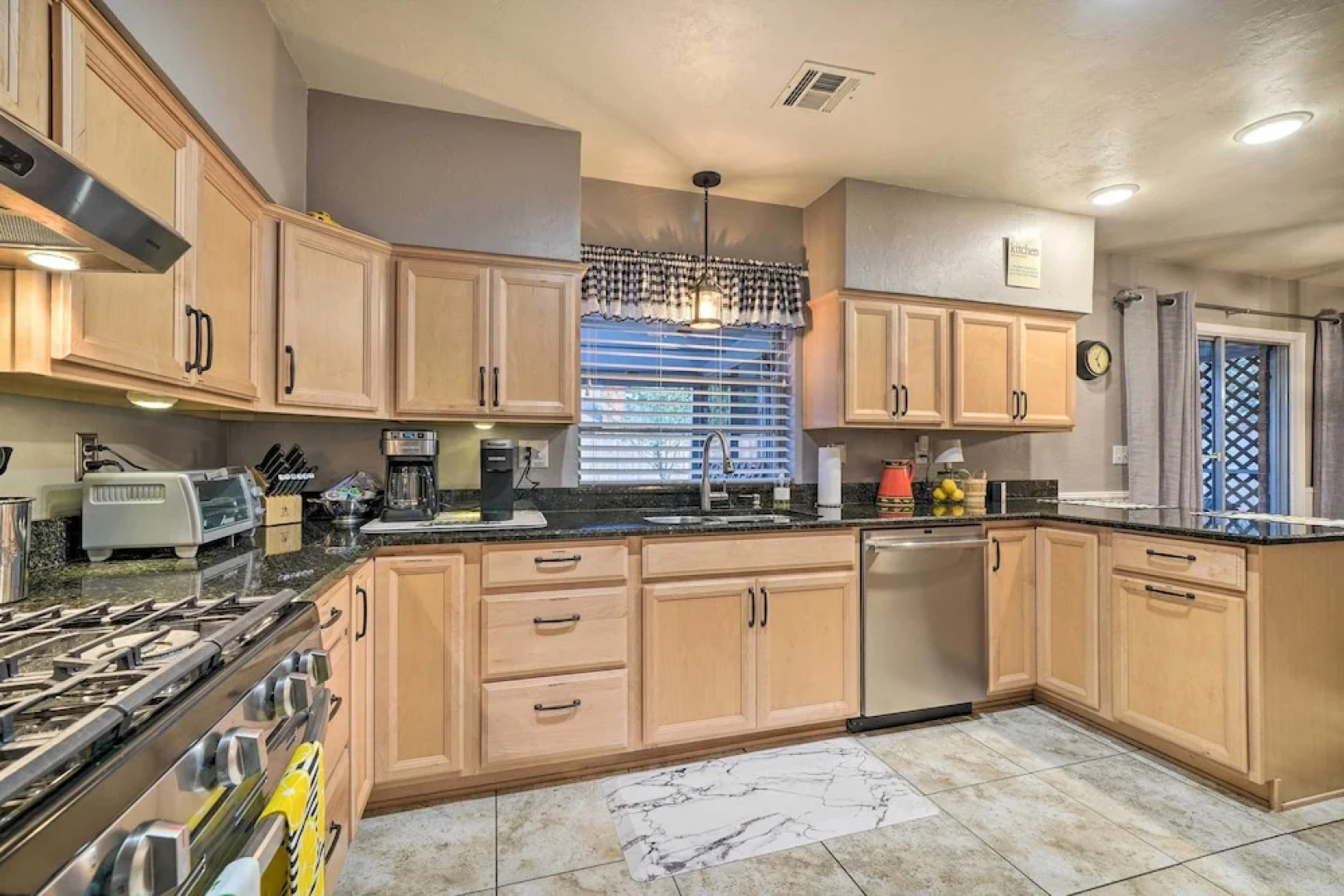 Home w/ Screened Porch ~ 10 Miles to Dtwn Okc!