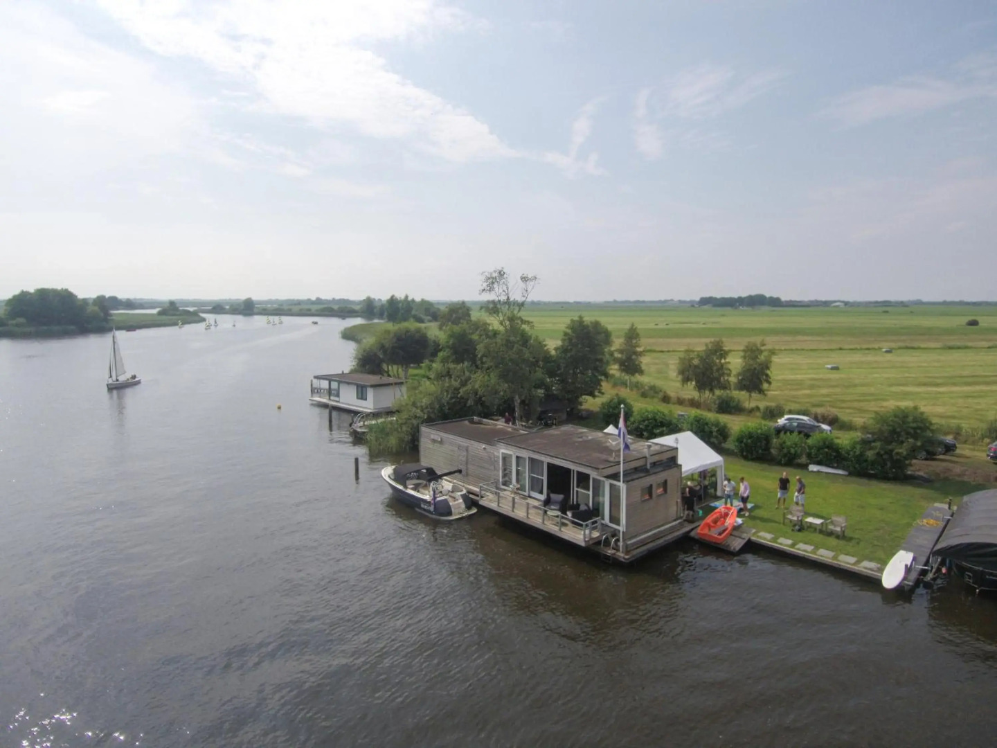 Luxe woonboot unieke locatie Friesland Âlde Feanen