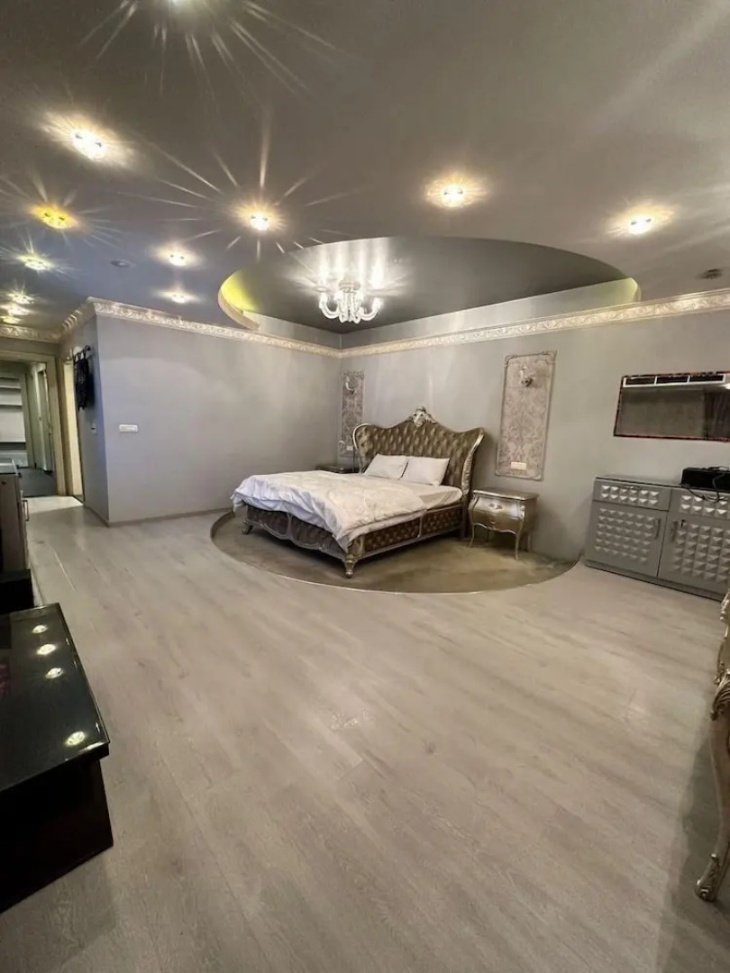 villa In Beverly Hills with pool