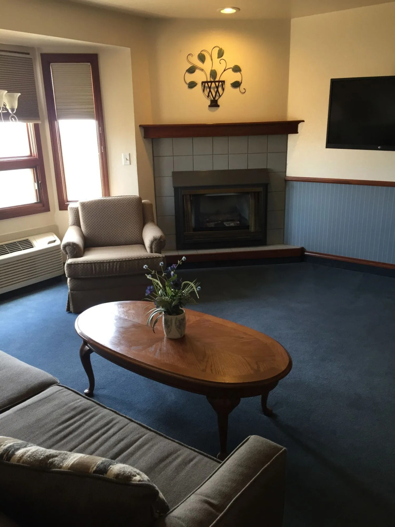 Hilltop Inn & Suites