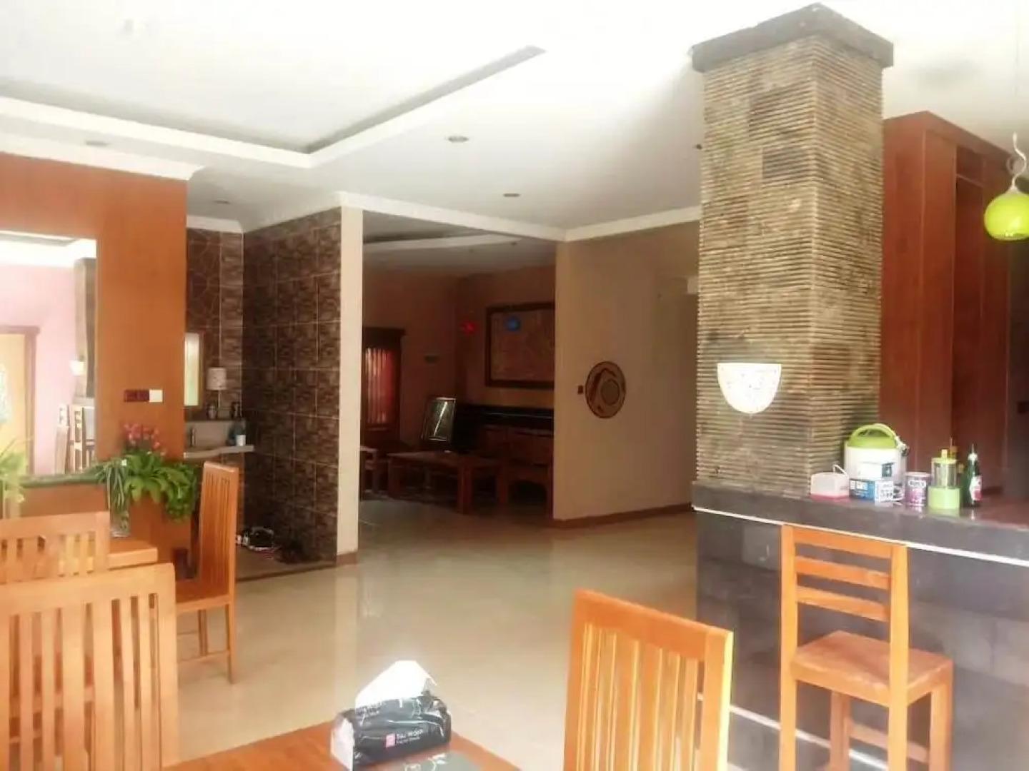 A Very Nice Cozy Family Home With 2 Floors, Fully Furnished.